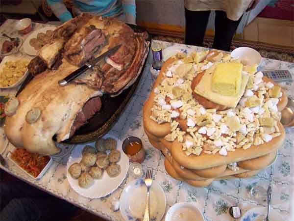 Những món ăn truyền thống ngày Tết Tsagaan Sar ở Mông Cổ gồm có thịt cừu, bánh buuz (tựa bánh bao) và bánh ul boov có hình dạng giống đế giày. Ảnh minh họa.
